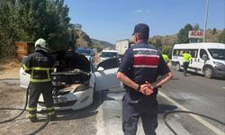 Otomobil bir anda alev aldı