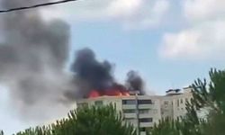 Gebze'de bina çatısı alevlere teslim oldu