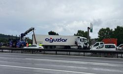 TEM otoyolunda tır bariyerlere çarptı