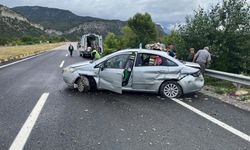 Kontrolden çıkan otomobil demir bariyerlere çarptı: 5 yaralı
