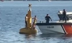 İzmit Körfezi’nde boğulmamak için deniz fenerine çıkan 3 kişiyi Sahil Güvenlik kurtardı