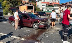 Yayalara yol veren kamyona çarptı: 2 yaralı