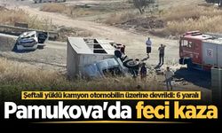Pamukova'da feci kaza: Şeftali yüklü kamyon otomobilin üzerine devrildi: 6 yaralı