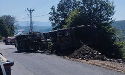 Kocaali-Kirazlı yolunda yüklü kamyon devrildi