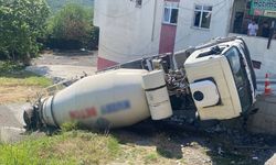 Kocaali'de beton mikseri devrildi