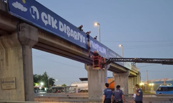 Yarı çıplak şahıs üst geçitte asılı bulundu