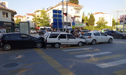 DSİ Kavşağı'nda zincirleme kaza! Vatandaşlardan trafik ışığı çağrısı