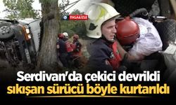 Serdivan'da çekici devrildi, sıkışan sürücüyü itfaiye kurtardı