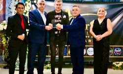 Akif Yener'e StarSen Ödülleri 2026'da anlamlı plaket