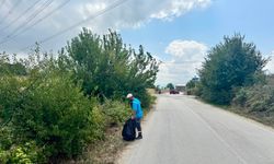 Serdivan’da yol kenarlarında temizlik mesaisi