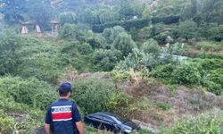 Otomobil dere yatağına uçtu, sürücüsü yaralandı