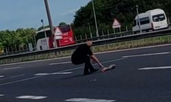 TEM'e düşen kütüğü canını tehlikeye atarak yoldan kaldırdı