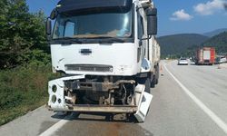 Bolu'da kamyon ile otomobil çarpıştı: 3 yaralı
