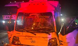 Otobüs ile çarpışan kamyonetin sürücüsü öldü