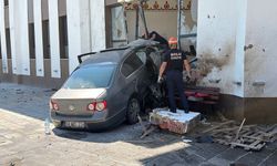 Alkollü sürücü otomobille imam odasına daldı!