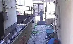 Güpegündüz kapıyı söküp el arabasına yükledi