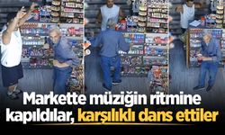 Markette kendini müziğin ritmine kaptıran müşteri ve esnaf kamerada