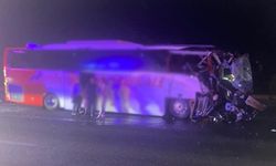 Anadolu otoyolunda otobüs ile çekici çarpıştı: 9 yaralı
