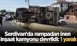 Serdivan'da rampadan inen inşaat kamyonu devrildi: 1 yaralı