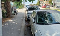 Serdivan'da durak önlerine park edilen araçlar tepki çekti