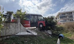Köpeğe çarpmamak için manevra yapan halk otobüsü duvara çarptı