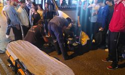 Anne ve oğluna motosiklet çarptı: 1 yaralı