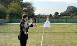 Tenis kortlu köyde gelinlik ve damatlıkla maç yaptılar