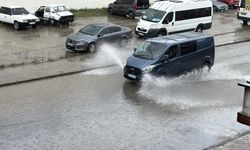 Sağanak yağış yolları gölete çevirdi, sürücüler zor anlar yaşadı
