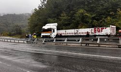 Düzce D-655 karayolunda makaslayan tır yolu trafiğe kapattı