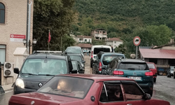 Geyve’de tarihi köprüde öğrenci ve yayalar için güvenlik endişesi