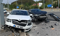 Abant Kavşağı’nda iki otomobil çarpıştı