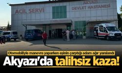 Akyazı'da talihsiz kaza! Otomobiliyle manevra yaparken eşinin çarptığı adam ağır yaralandı