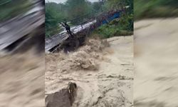Karapürçek'te Kanlıçay Deresi taştı, köprü yıkıldı