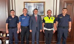 Terfi eden emniyet ve jandarma personellerine yeni rütbelerini Kaymakam takdim etti