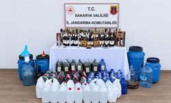 Karasu'da kaçak içki operasyonu! Ev ve iş yerinden yüzlerce litre sahte alkol çıktı