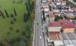 Atatürk Caddesi’nde yol çizgileri çiziliyor, kaldırım çalışmaları başlıyor