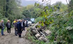 Beton yüklü mikser devrildi, sürücü kazayı yara almadan atlattı