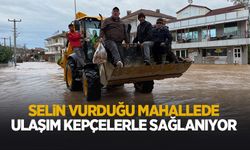 Sular altında kalan mahallede ekmekleri kepçeyle dağıtıyorlar