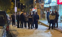 Kız arkadaşına sarılan şahsı bıçakladı