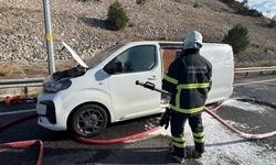 Bilecik-Sakarya D-650 karayolunda seyir halindeki ticari araç alev aldı