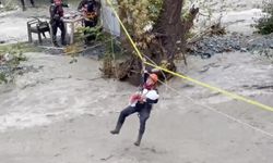 Selin ortasında yürekleri ısıtan görüntü: Jandarma bebeği kucağında uyutup kurtardı
