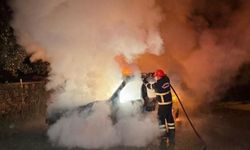 Düzce’de seyir halindeyken yanan otomobil kullanılamaz hale geldi
