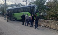 Halk otobüsü duvara çarptı: 10 yaralı
