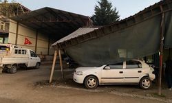 Kamyonla çarpışan otomobil kıraathaneye girdi