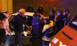 Otomobil tıra ok gibi saplandı: Baba ve oğlu yaralandı