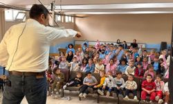Minik öğrenciler “Bir Hikaye Bin Neşe” programıyla doyasıya eğlendi