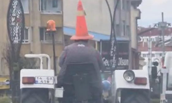 Trafikte ilginç görüntü: Başına duba geçirip traktör sürdü