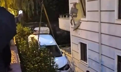 Otomobil ikinci kattaki daireye çarptı