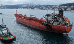 Karadeniz'de dron saldırısına uğrayan tankerin geçişinde İstanbul Boğazı trafiğe kapandı