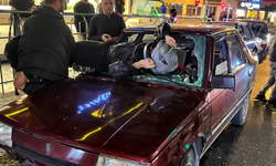 Otomobile çarptı! Camdan içeri girdi